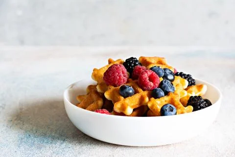 Tiny (Mini) waffles for breakfast with berries Foto stock