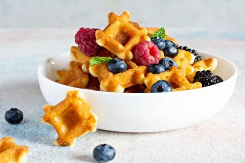 Tiny (Mini) waffles for breakfast with berries Foto stock
