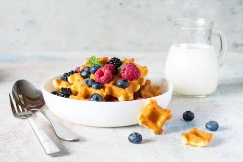 Tiny (Mini) waffles waffles with milk for breakfast with berries Foto stock