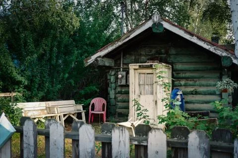 Tiny, old timberhouse in Alaska 스톡 사진