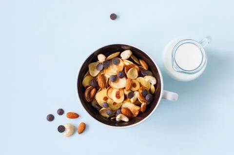 Tiny pancake cereal in a bowl with nuts, chocolate and milk. Foto stock