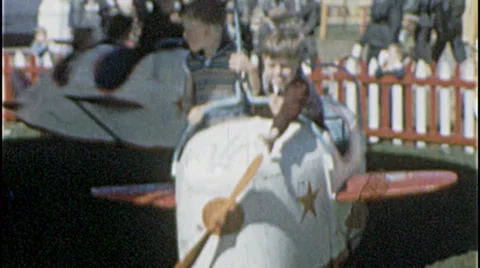 Tiny Pilots Airplane KIDS RIDE Amusement Park 1950s Vintage Film Home Movie 8mm 스톡 동영상 32506637