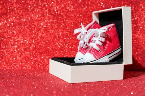 Tiny Red High-Top Canvas Shoes in a Gift Box Stockfoto's