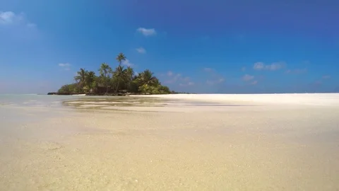 Tiny Tropical Island at Low Tide in the Maldives Stockbeeldmateriaal 84549889