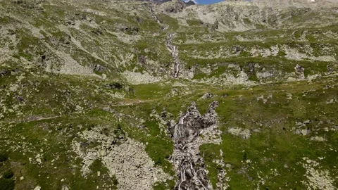 Tiny waterfall falling over stone rocks in austrian alps Vídeos de archivo 224550931