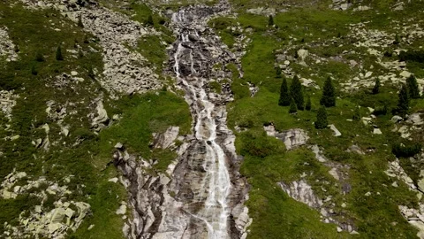 Tiny waterfall falling over stone rocks in austrian alps Vídeos de archivo 224551066