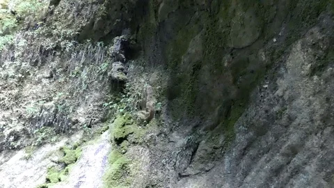 Tiny waterfall on stone wall Vídeos de archivo 94099266
