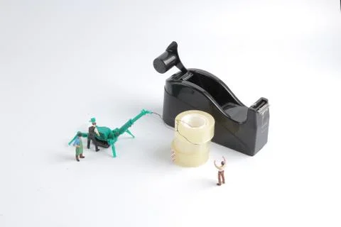 Tiny worker replace the tape for dispenser Foto stock