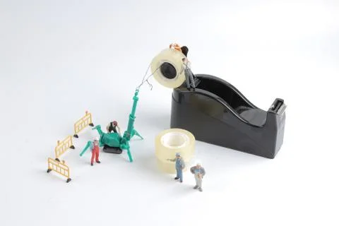 Tiny worker replace the tape for dispenser Foto stock