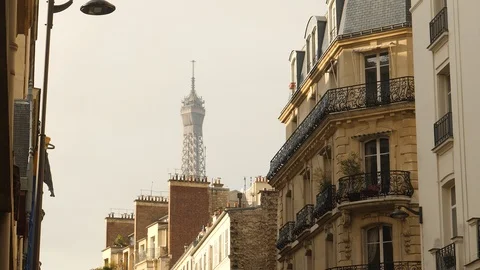 Tip of Eiffel tower peaking over street in Paris, France. Stock-Footage 121791343