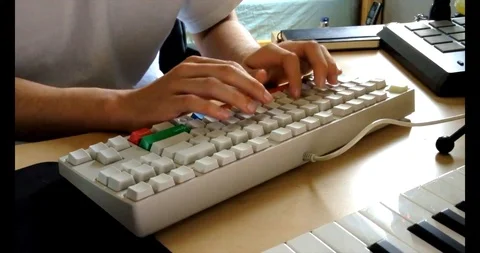 Tippen auf alter, mechanischer Tastatur Stock Footage