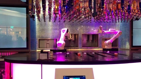 Tipsy Robot Bartender -- Planet Hollywood Las Vegas Stockbeeldmateriaal 104382967