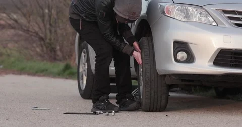 Tire change problems on the road Video stock 249965472