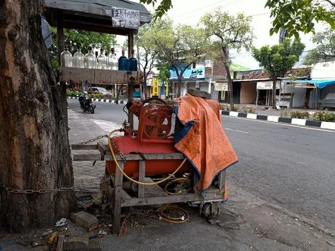 A tire pump machine at sidewalks workshop Stock Photos