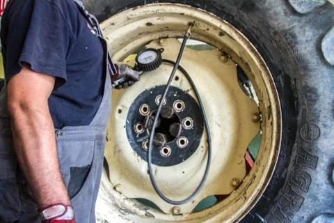 Tire repairer at work that changes and repairs truck and car tires in the garage Foto stock