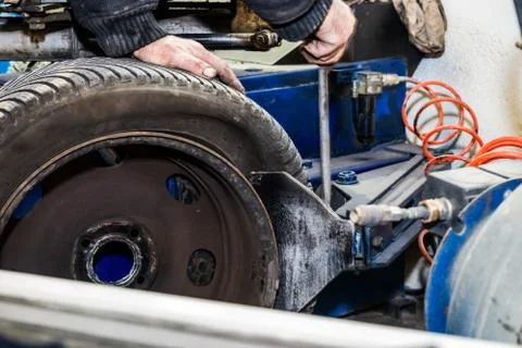 Tire replacement service, fitting with balancing, change to winter Foto stock