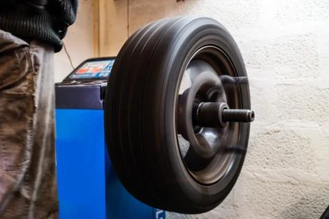 Tire replacement service, fitting with balancing, change to winter Stock-Fotos