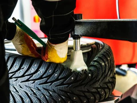 Tire replacement service Stock-Fotos
