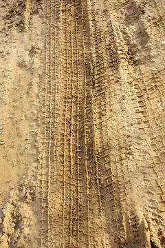 Tire tracks creating pattern on sandy ground Foto stock