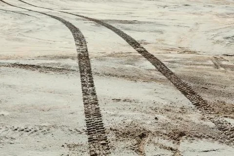 Tire tracks on the surface of the desert, parallel tracks. 库存照片