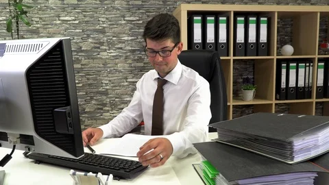 Tired accountant does not readily sort documents Stockbeeldmateriaal 115628643