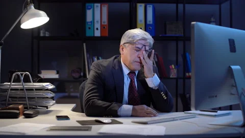 Tired and stressed working man in office. Vídeo Stock 166133824