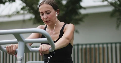 A tired athlete trains in the park on the simulator. Video stock 103199347