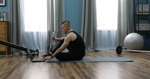 Tired guy drinking water, taking break in workout at home. Sport and hydratio Stock-Footage 152833755