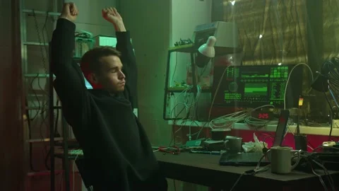 Tired hacker typing on keyboard at night, exercising during breaking password Vídeos de archivo 160153676