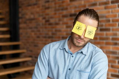Tired man sleeping at the workplace Foto stock