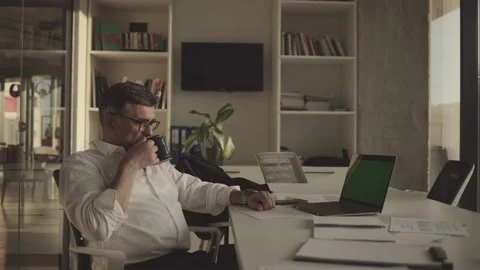 Tired manager alone in the office, working overtime. Video stock 201625853