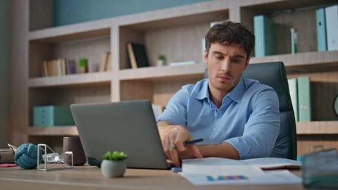 Tired manager solving problem in contemporary office. Stressed man throw papers Foto stock