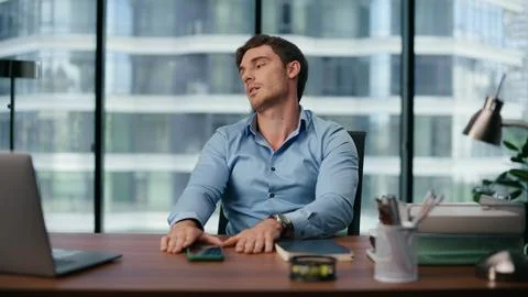 Tired manager working thinking closeup. Exhausted employee solving problems Foto stock