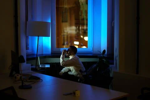 Tired programmer stay at work overtime at night before project deadline keep Stock-Fotos