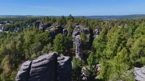 Tisa Rocks Labyrinth showcases a stunning scenic view of towering sandstone Vídeo Stock 340369623