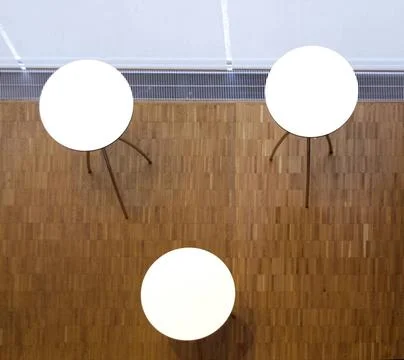 Tische mit runder weißer Platte und Parkettboden Blick von oben auf drei T.. Stock Photos