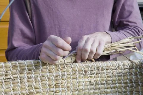 Tischler fraser anderson fertigt einen traditionellen orkney-stuhl aus tre... Stock Photos