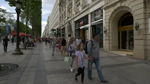 Tissot watch store and Levi's clothing store on Av. des Champs-Elysees, Paris Vídeos de archivo 57231610