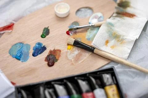 Tissue and two paintbrushes 库存照片