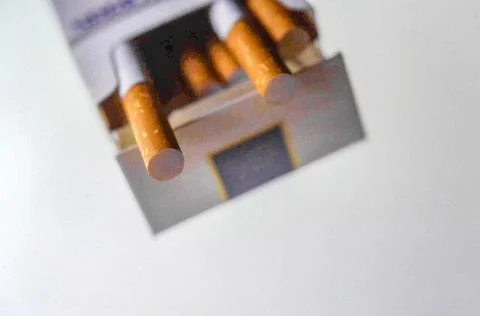Titel:.Open cigarette pack on white background symbolizing health tax econo.. Foto stock