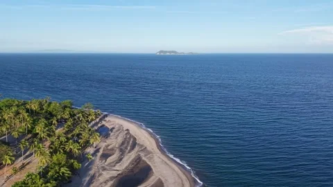 Title: Aerial Drone, Flying Over Beach Toward Apo Island, Philippines, 4K Vídeo Stock 336474533