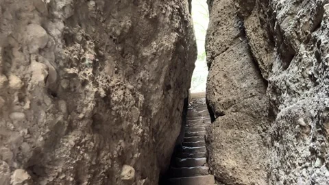 Title Forward Tracking Shot of Secret Mountain Stone Pathway Vidéo 335858014