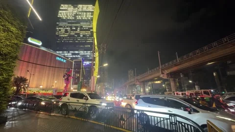 Title: Night Traffic and Rainy Streets in Mandaluyong City 4K 60fps Vídeo Stock 338350460