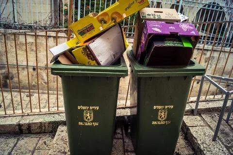 Title: Public Trash Cans and Waste Containers in the Streets of Jerusalem. Stock-Fotos