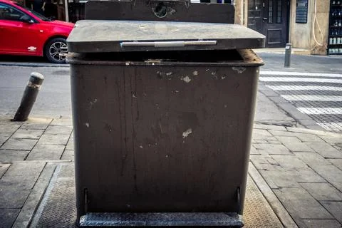 Title: Public Trash Cans and Waste Containers in the Streets of Jerusalem. Stock-Fotos