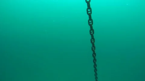 Title Ship anchor chain swaying underwater in the water column Vidéo 63348766