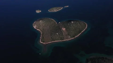 Title: Tiny Village in the Middle of the Sea | Peaceful Island Community 4K Vídeos de archivo 337703060