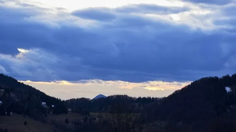 Title: Winter Twilight Mountain Timelapse with Dramatic Clouds Stockbeeldmateriaal 336395501
