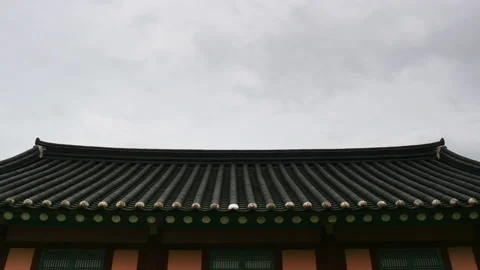 T/L Clouds move over the traditional korean confucian school roof Stockbeeldmateriaal 164013881