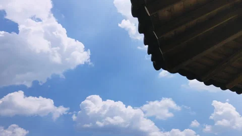 T/L ED Clouds passing over the eaves of traditional Korean hanok archite Video stock 164009627